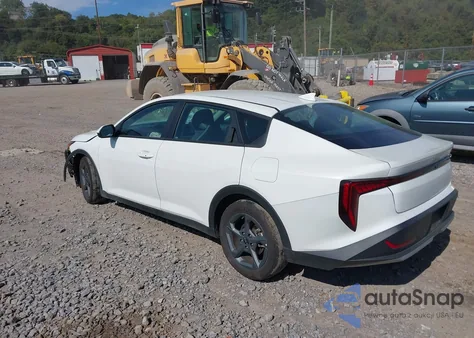 2025 Kia K4 Lxs z USA, uszkodzony, nr VIN 3KPFT4DE8SE006296